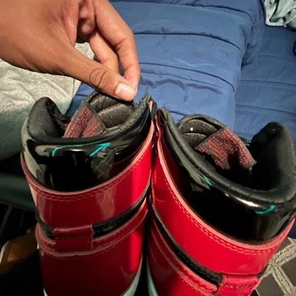 Jordan 1s size 9 used want to get rid of them no box - Picture 6 of 6